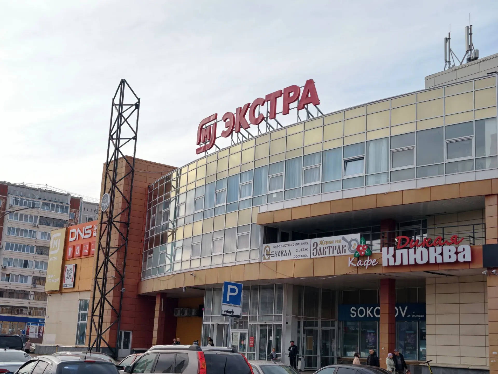 На днях в Каменске-Уральском на парковке ТЦ "Экстра" огородили часть территории.
