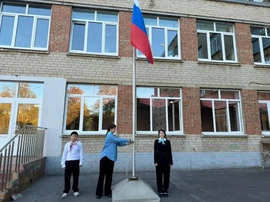 Сегодняшнее утро в нашей гимназии началось с торжественной линейки, посвящённой подняти...