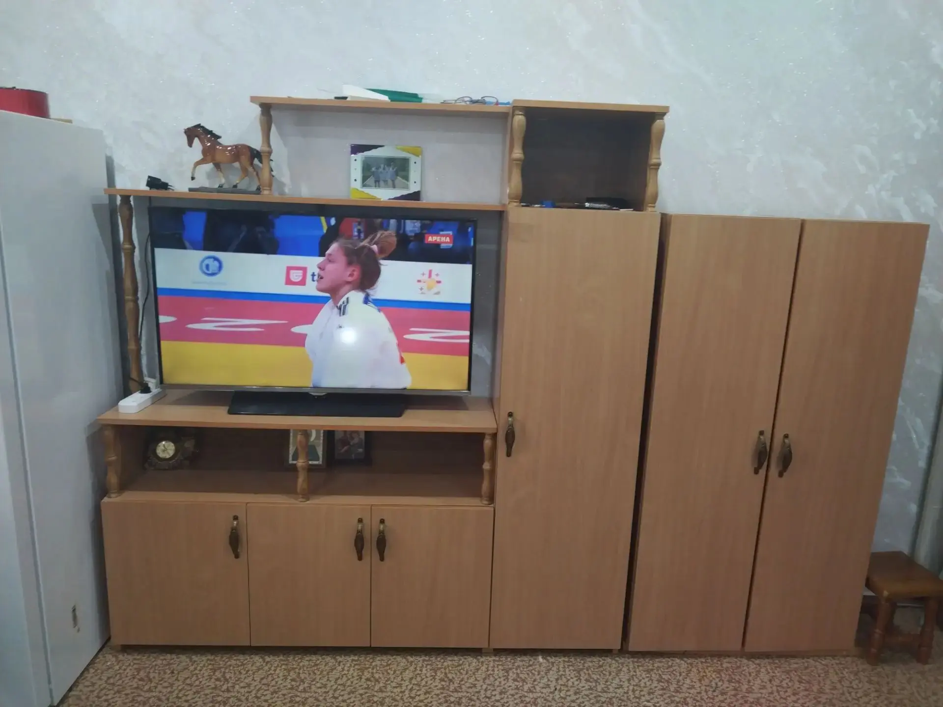Продам тумбу под телевизор и 2 навесных шкафчики. В отличном состоянии. Цена договорная...