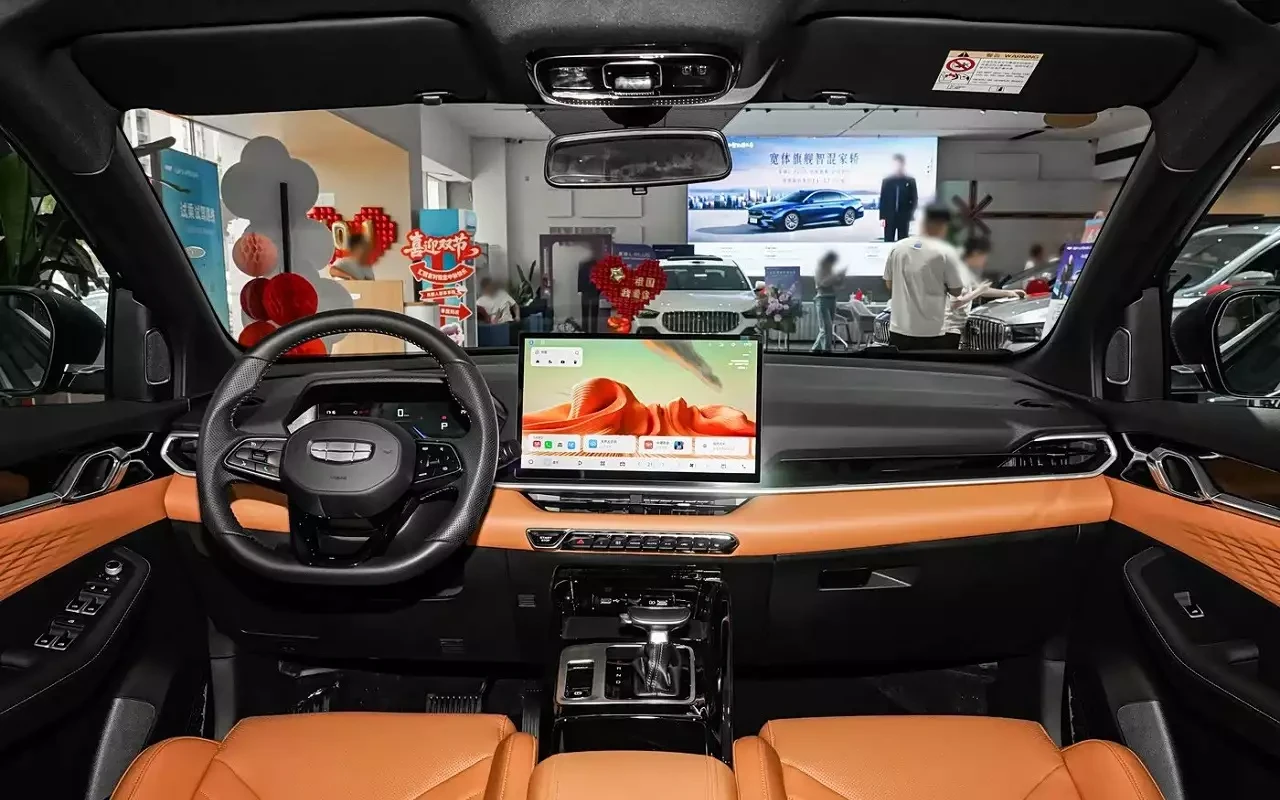 Обновлённый Geely Coolray получил решётку в стиле Monjaro и экраны Flyme Auto: подробности
