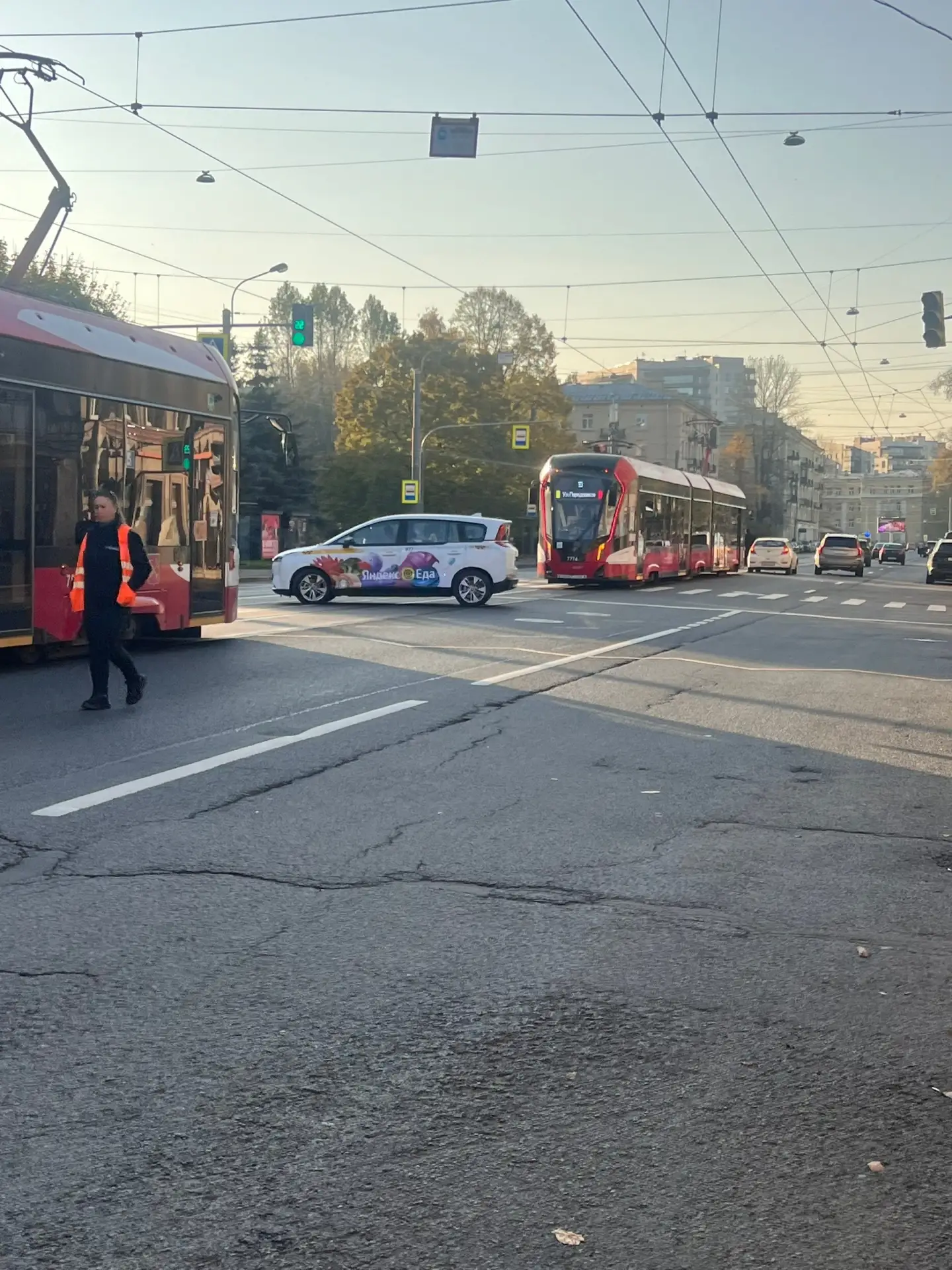 Женщину сбили на остановке ул. Помяловского.