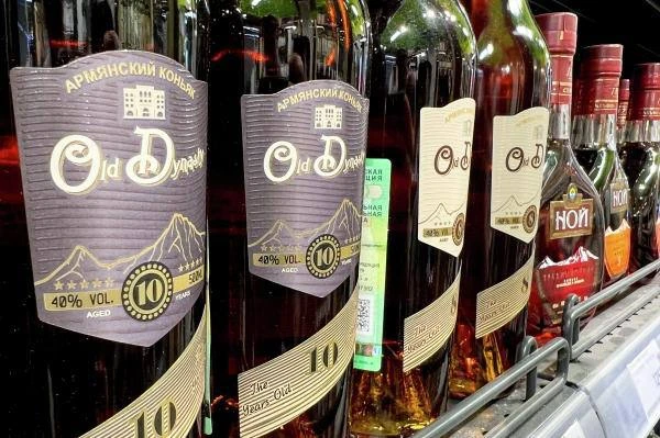 Крупнейшие алкогольные ретейлеры начали сокращать количество магазинов, пишут «Известия»