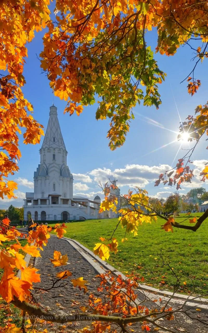 Осенний вид на церковь Вознесения.