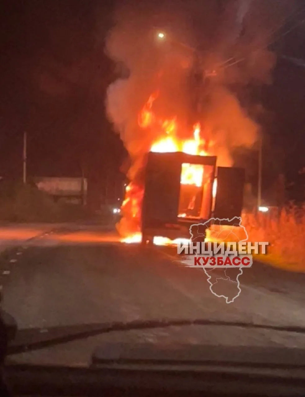 ❗️На дороге между остановками Подгорная и Автоколонна №1236 загорелась «Газель»