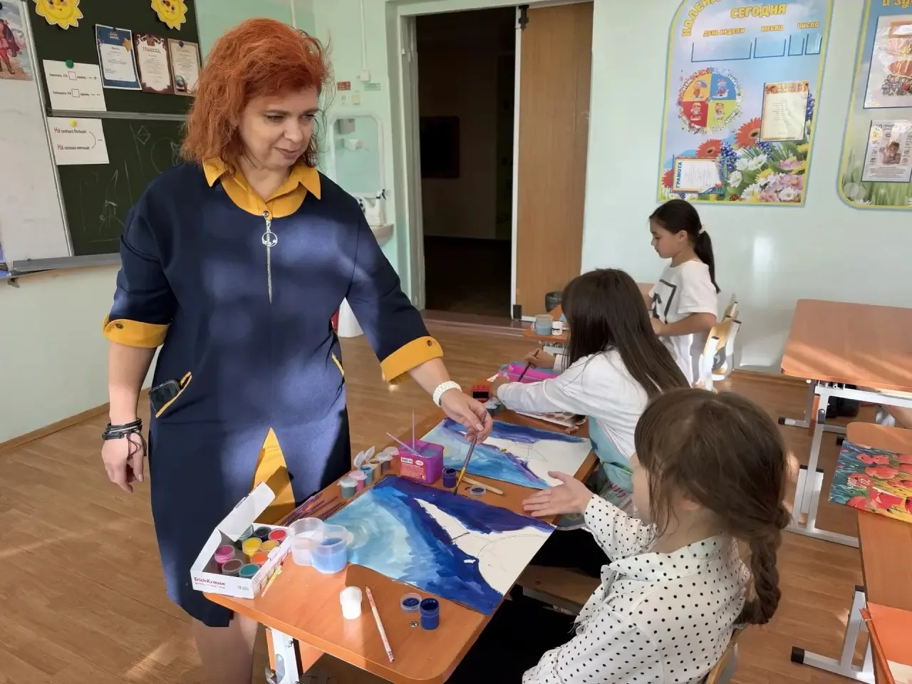 🎨 В студии «Радуга творчества» сегодня рисовали ночное небо гуашью! 🌙✨