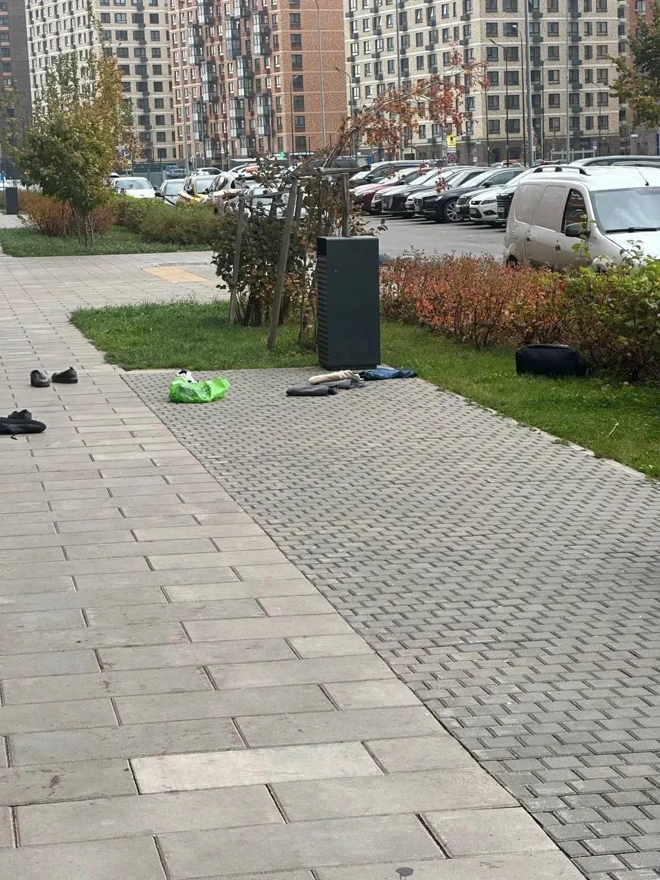 Многие соседи думают, что избавиться от ненужных вещей через окно проще всего, но совсе...