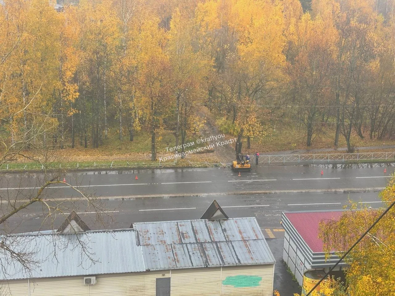 🚧 Они вернулись: у КНИИМа доделывают забор вместо того, чтобы поставить светофор-дубль