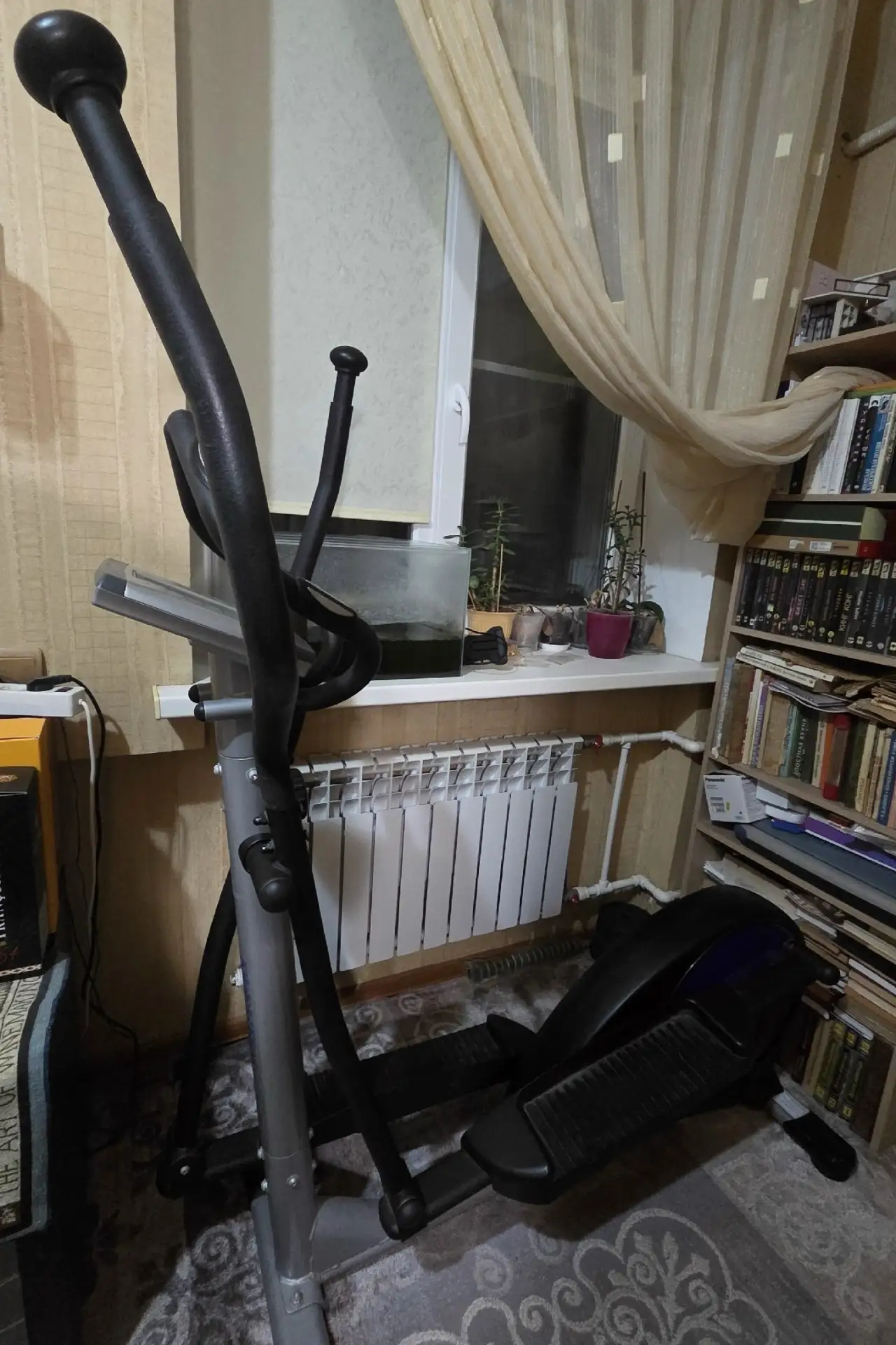 Отдам даром тренажёр. Требует ремонта. Забирать на Гарибальди. Самовывоз,самовынос. 4 э...