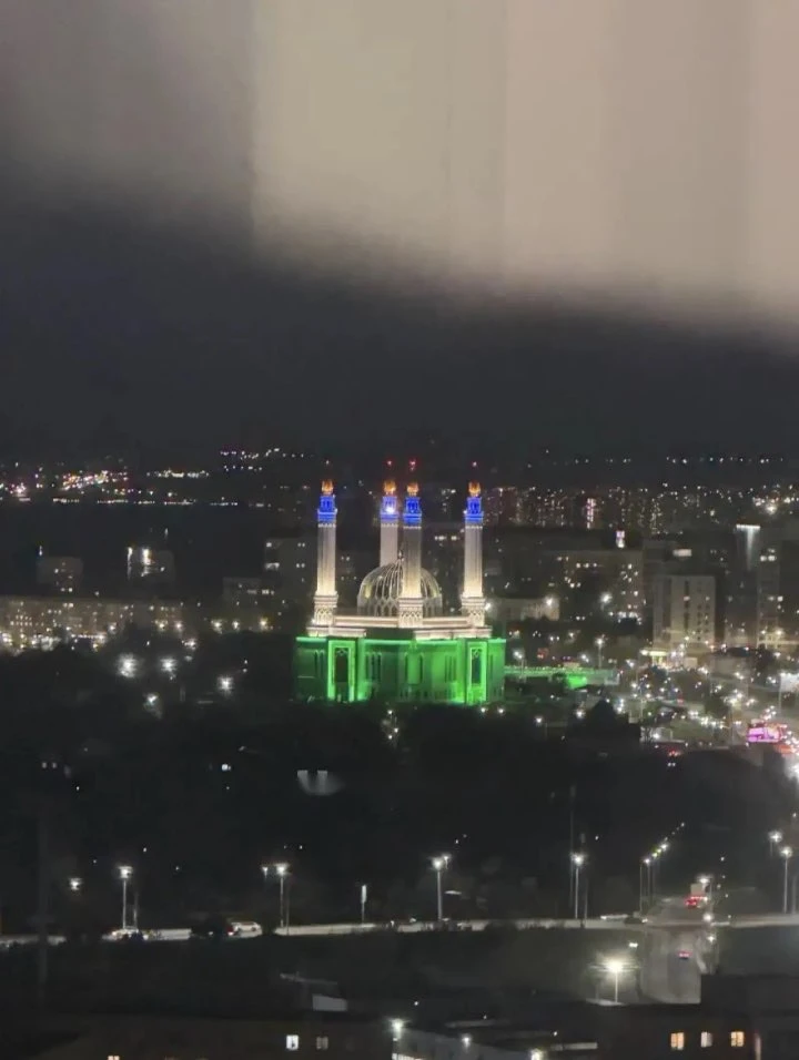 💙🤍💚 Сегодня подсветка в цвет флага Башкортостана.