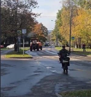 🌧 На улице Академика Евтихиева промыли дворовые дороги