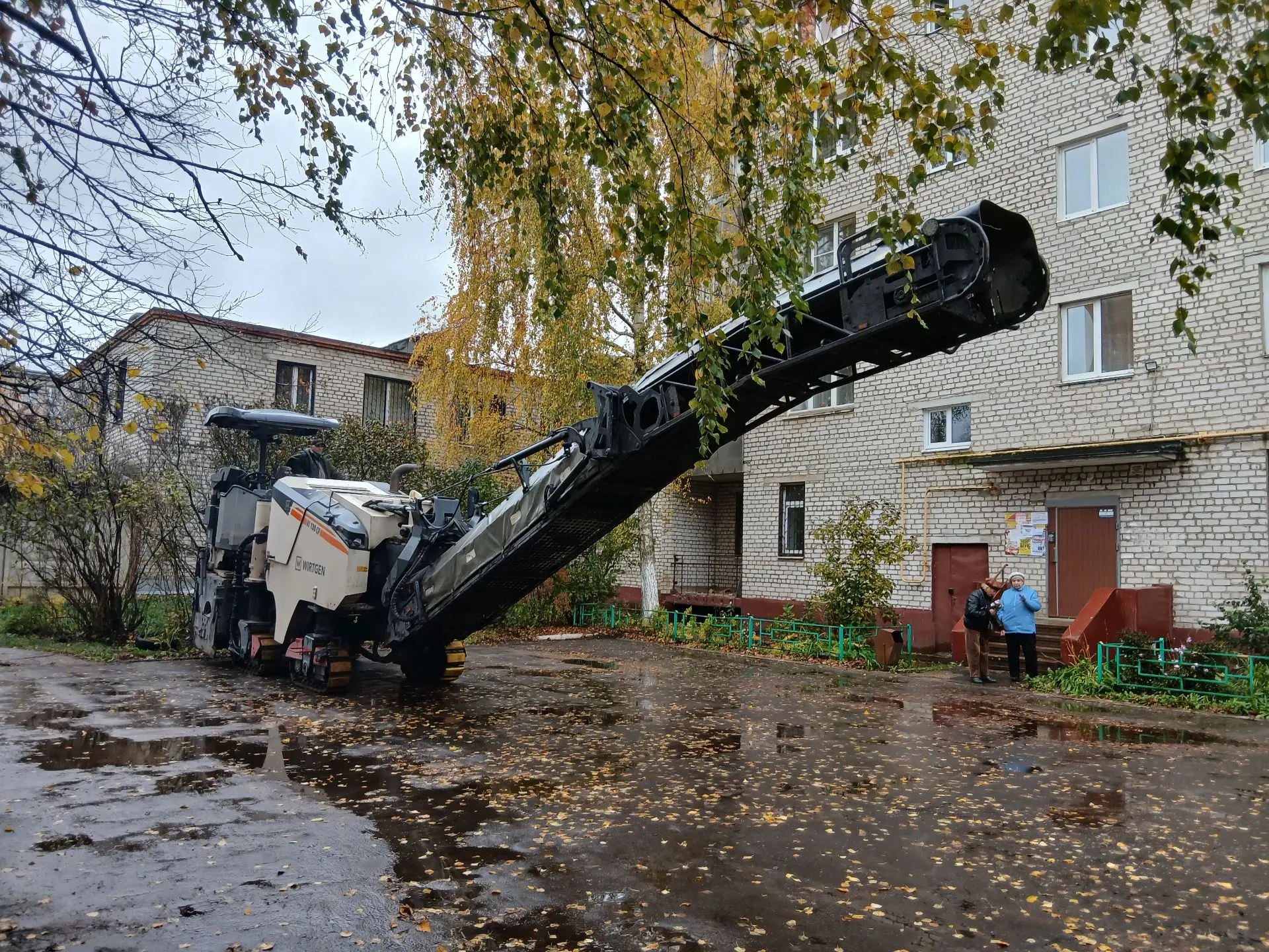 🏢Даже осенний дождь не помешал сегодня бригаде дорожников дружно потрудиться и во двор...