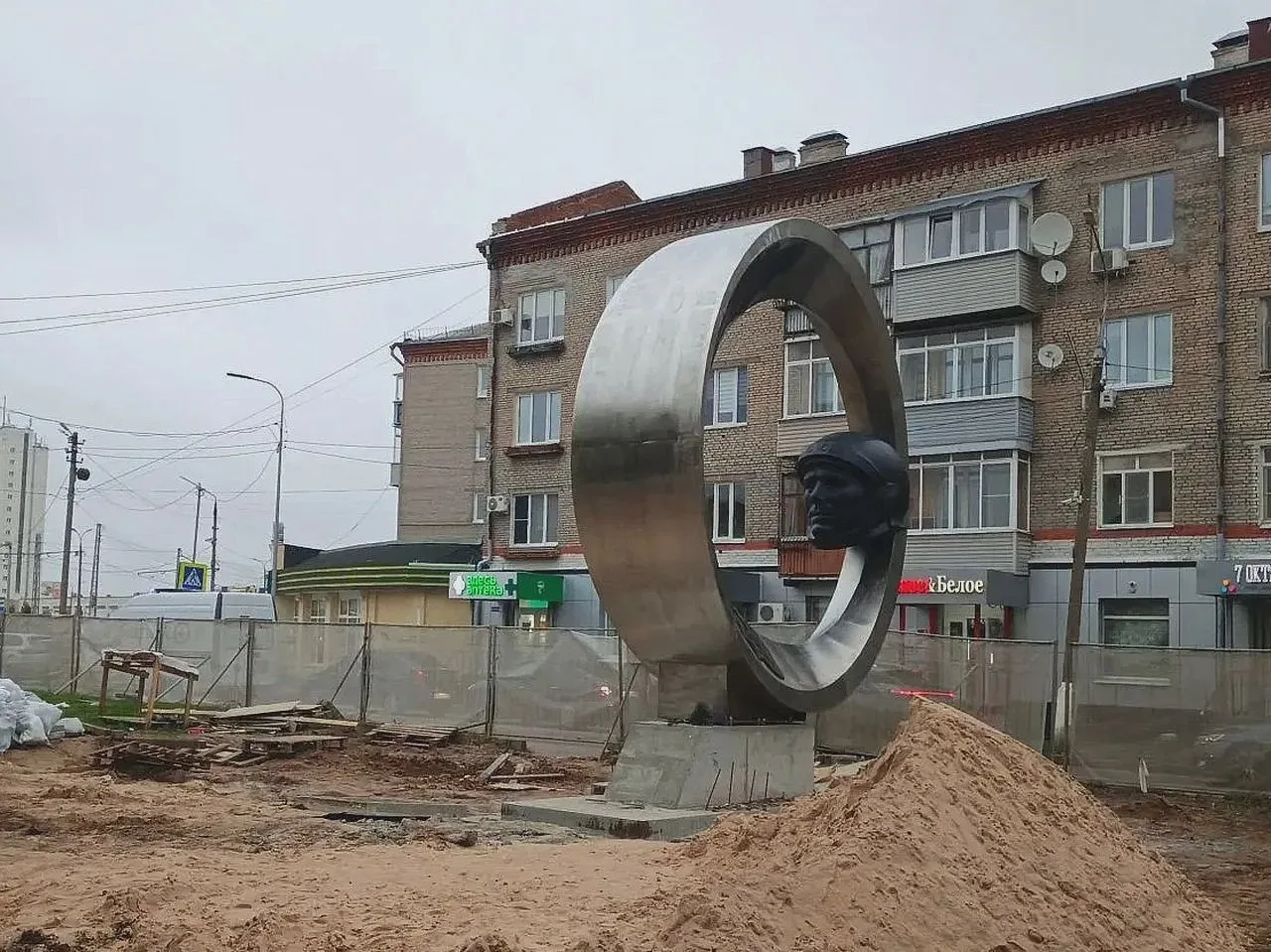 Памятник Гагарину вернулся в сквер