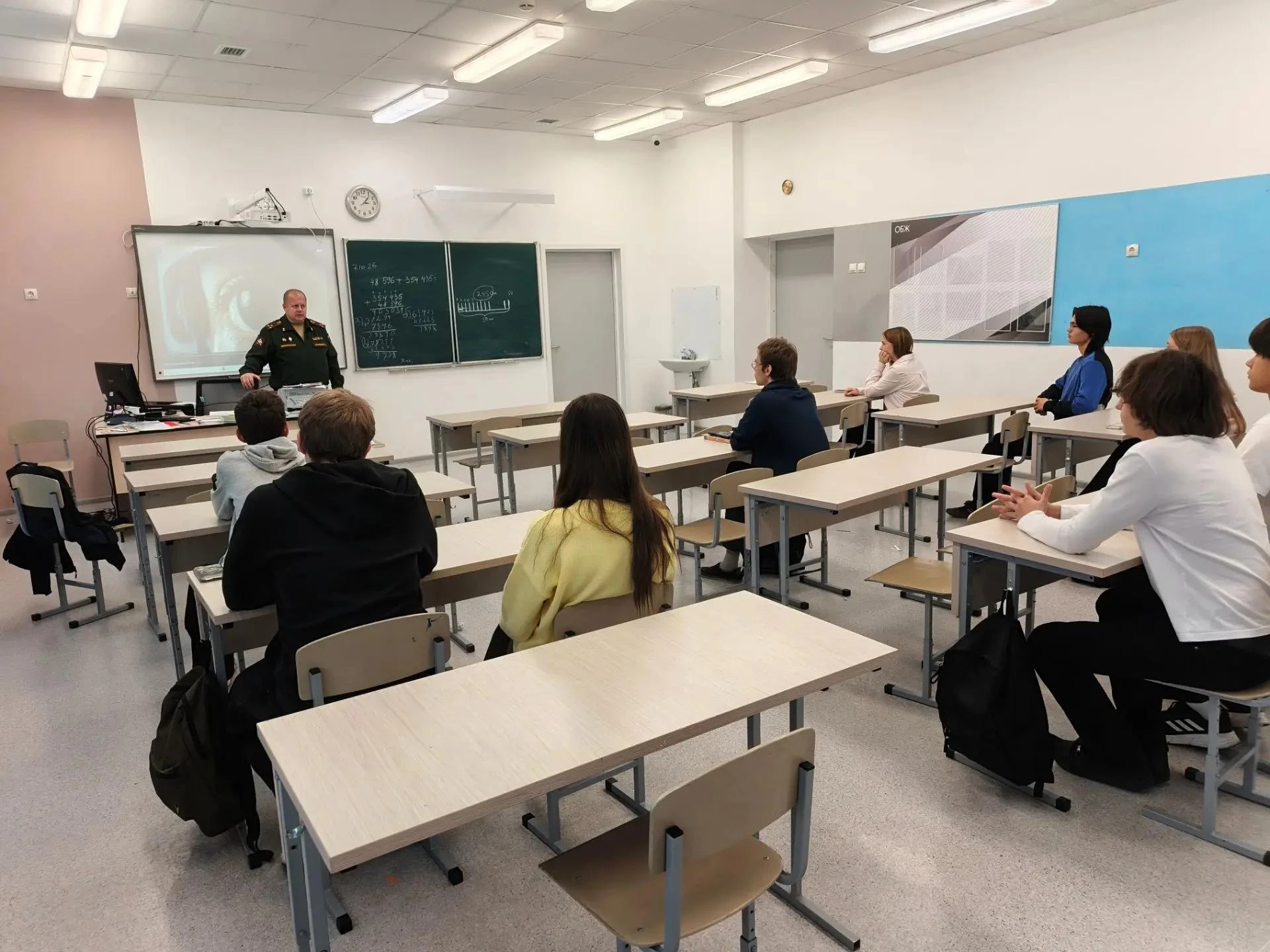 В 11 классе сотрудники МЧС НАО провели открытое  занятие, приуроченное ко Дню Гражданск...