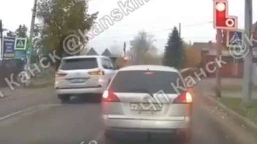 Пенсионер на Lexus проехал на «красный» по «зебре» в Канске и был наказан благодаря вид...