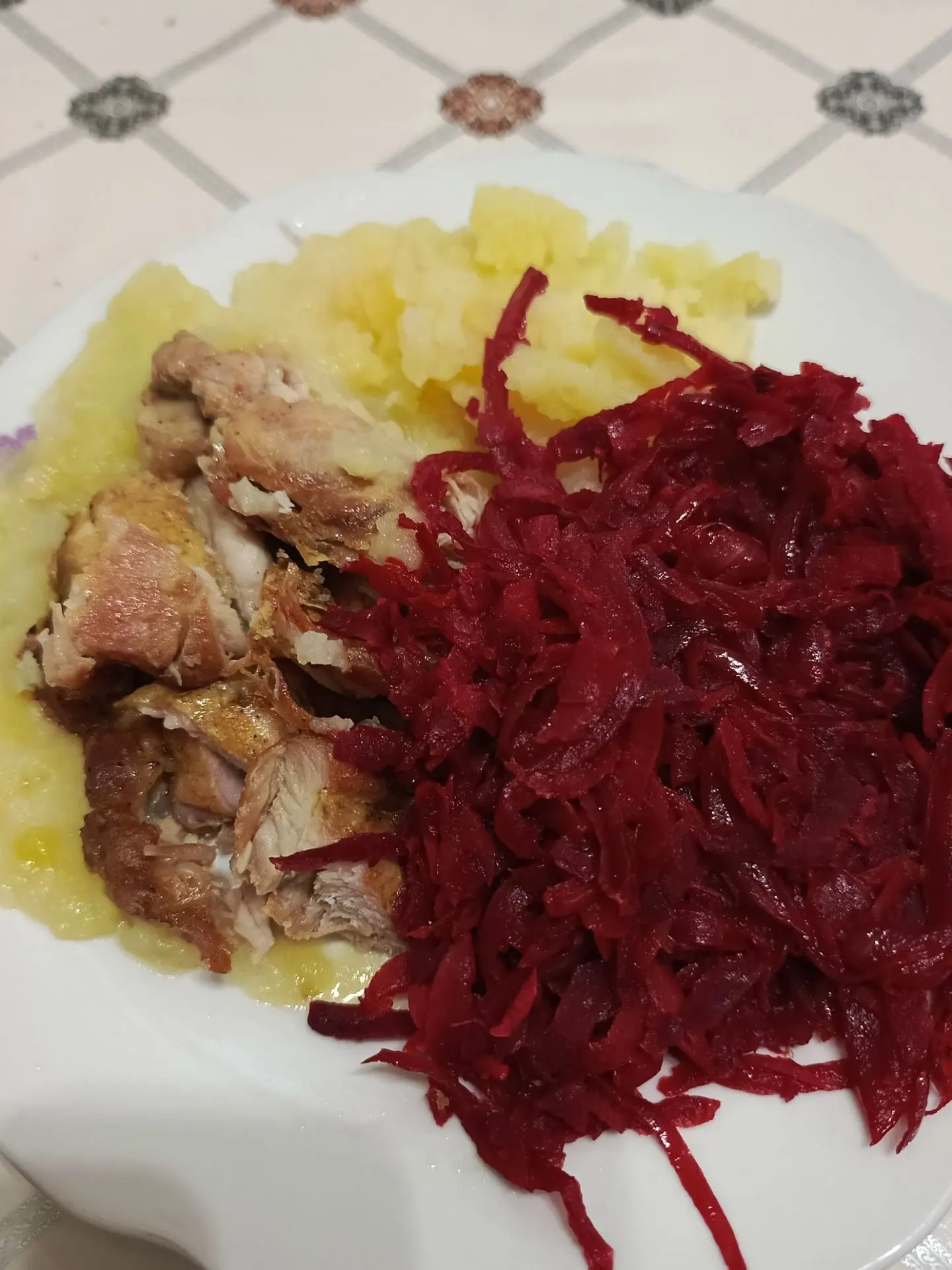 На ужин пюрешка, курочка и горячий салат(морковь, лук, свекла, чеснок)
