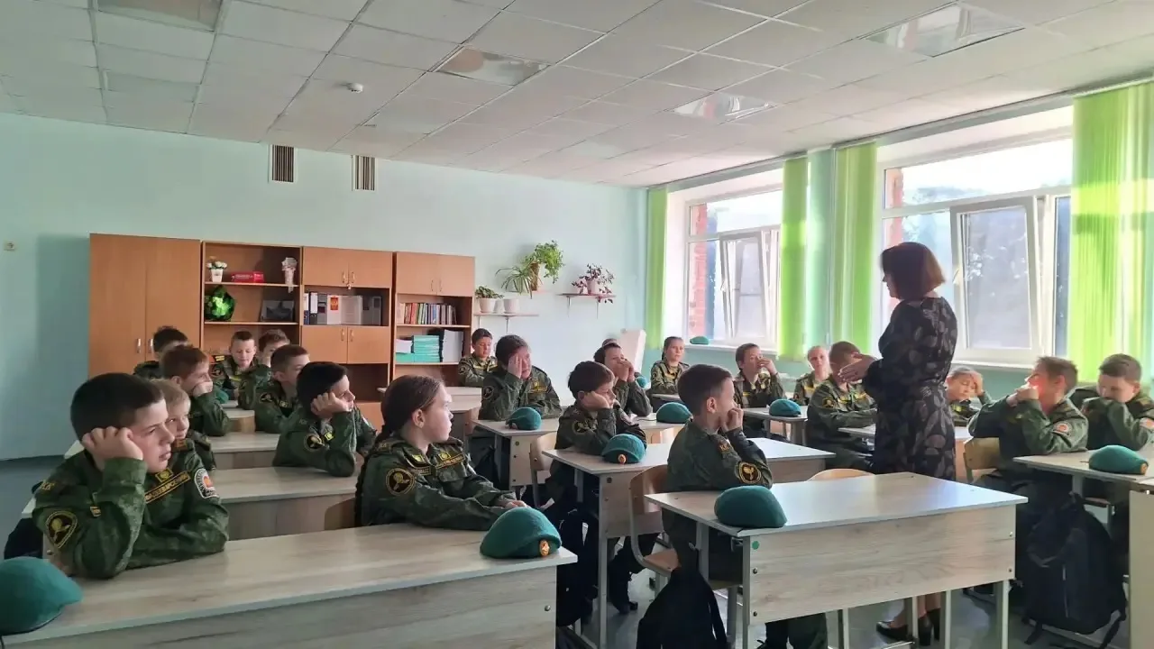 📢 Мастер-класс в 5 «Б»: «Открытка солдату»