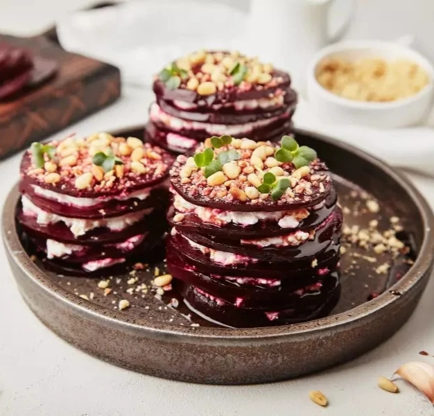 САЛАТ СО СВЕКЛОЙ, ОРЕХАМИ И ЧЕСНОКОМ