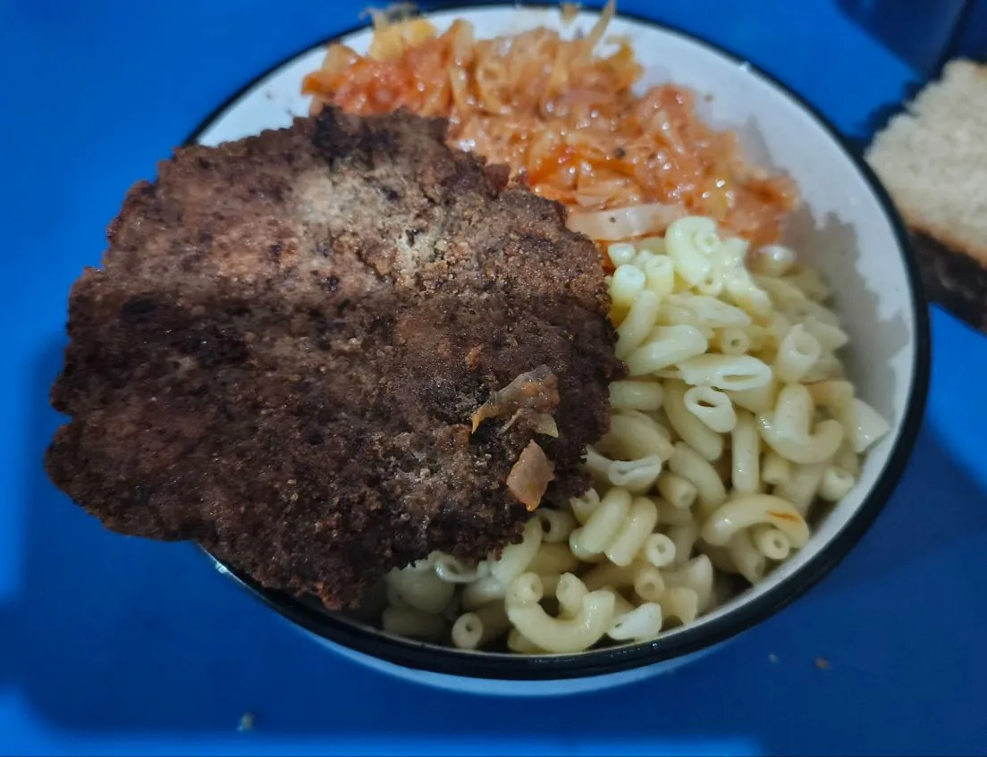 Лапша, тушёная капуста и шницель 😋😋😋