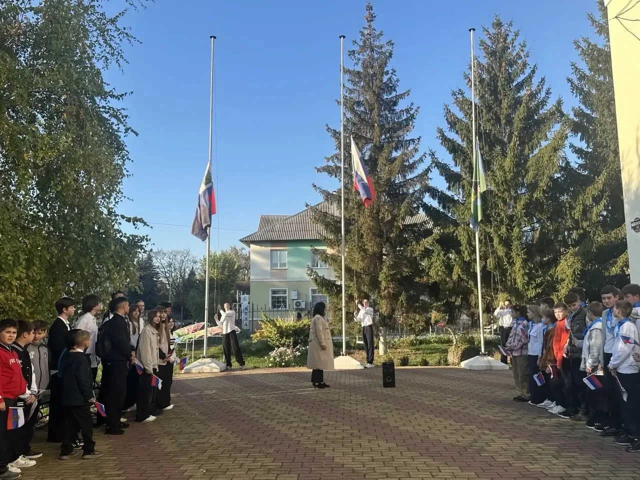 Утро понедельника для наших обучающихся началось с традиционной линейки, которую провел...