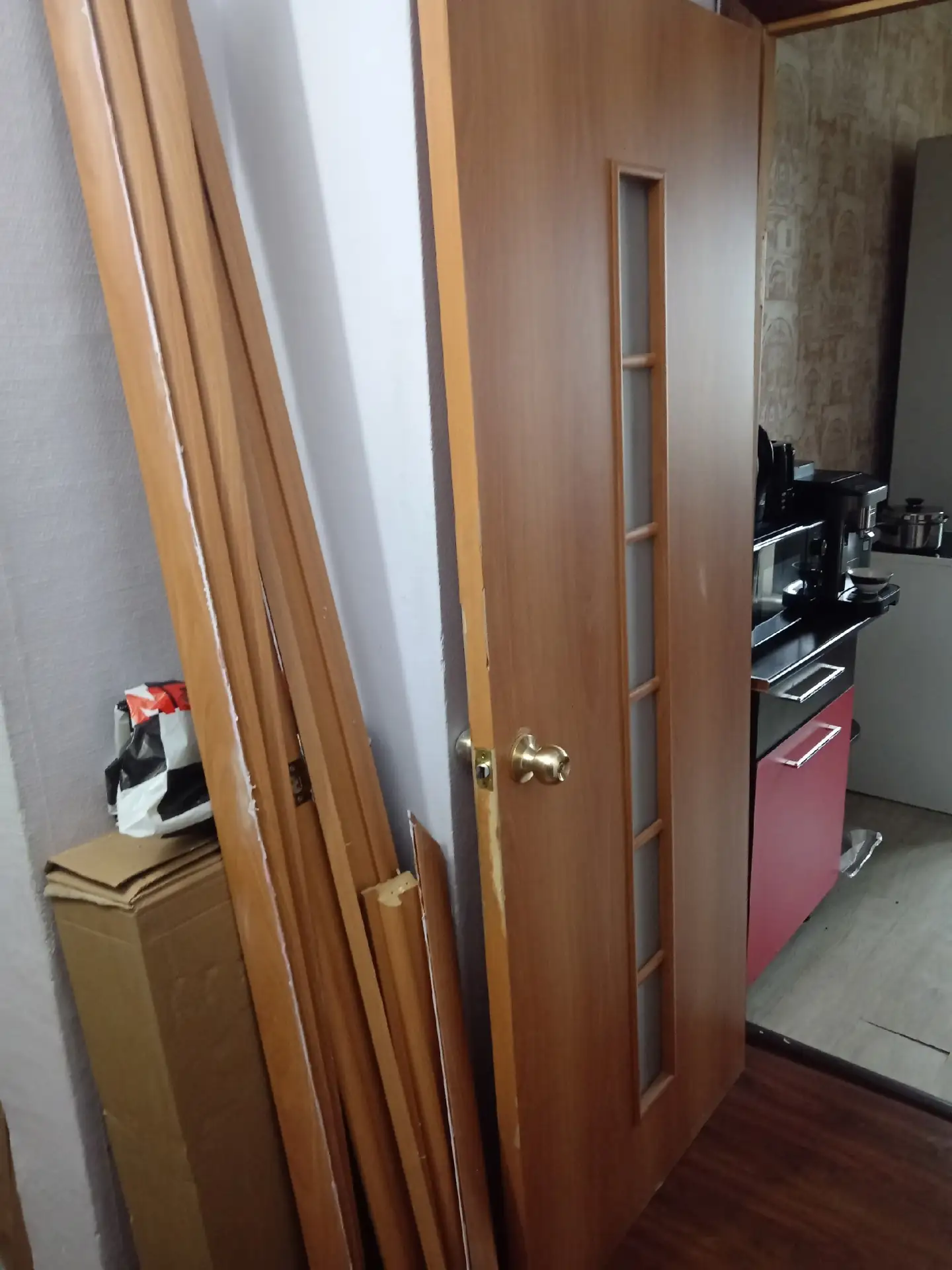 Отдам ламинат и дверь