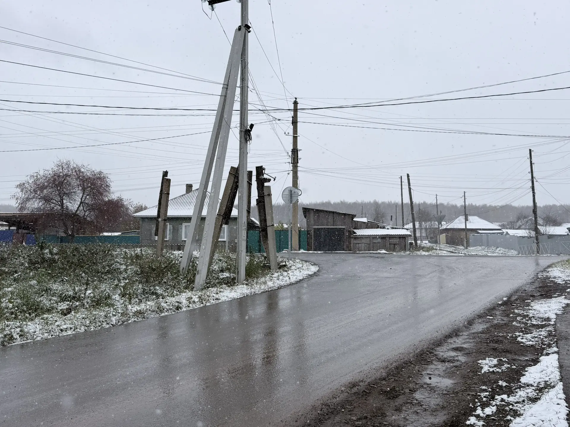 Снег в Ужуре 16 октября проверил водителей. ❄️Как сообщают наши читатели, видели ДТП, а...