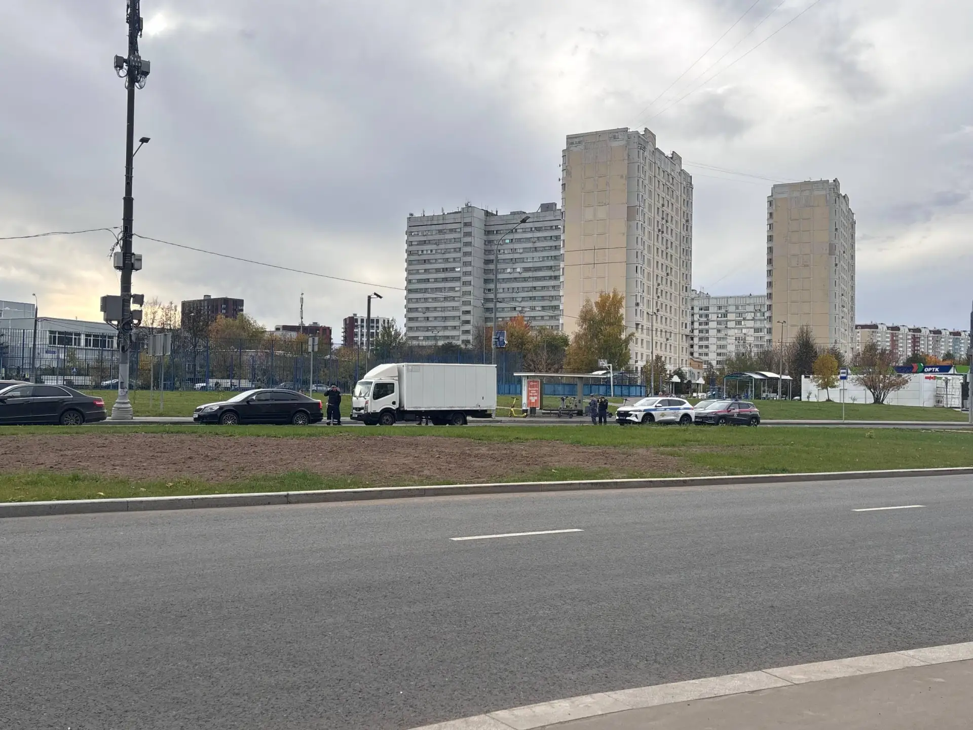 Похоже, наезд на пешехода, перебегавшего в неположенном месте на авиаторов. Кто-нибудь ...