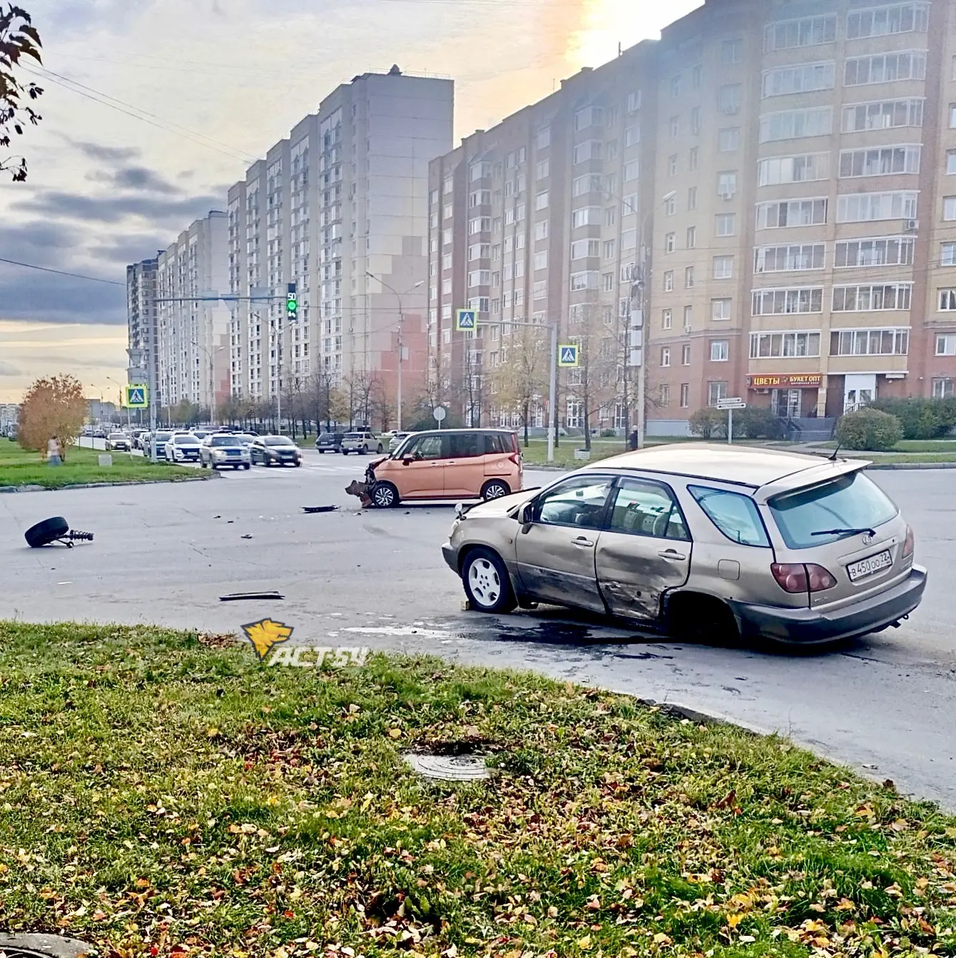🚗💥 Серьёзное ДТП произошло на перекрёстке улиц Гребенщикова и Тюленина в Калининском ...