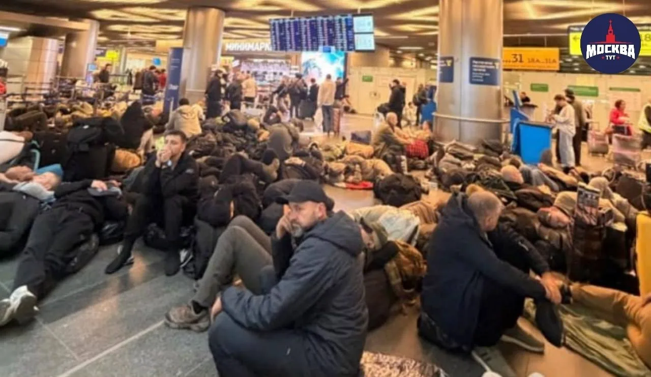 ❗️ В московских аэропортах из-за угрозы атаки БПЛА задержали 423 рейса. Пассажиры, ожид...