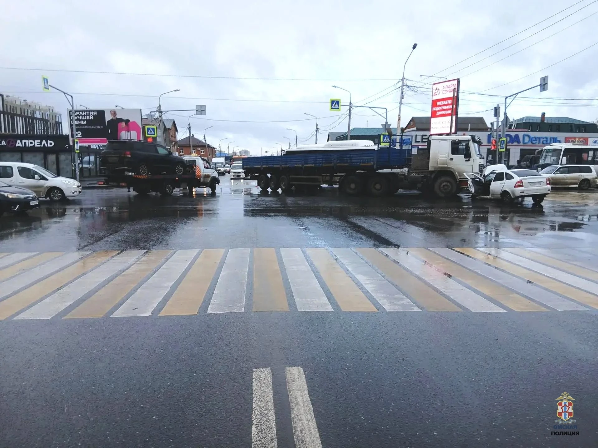 В центре Омска в столкновении с грузовиком пострадал водитель легковушки.