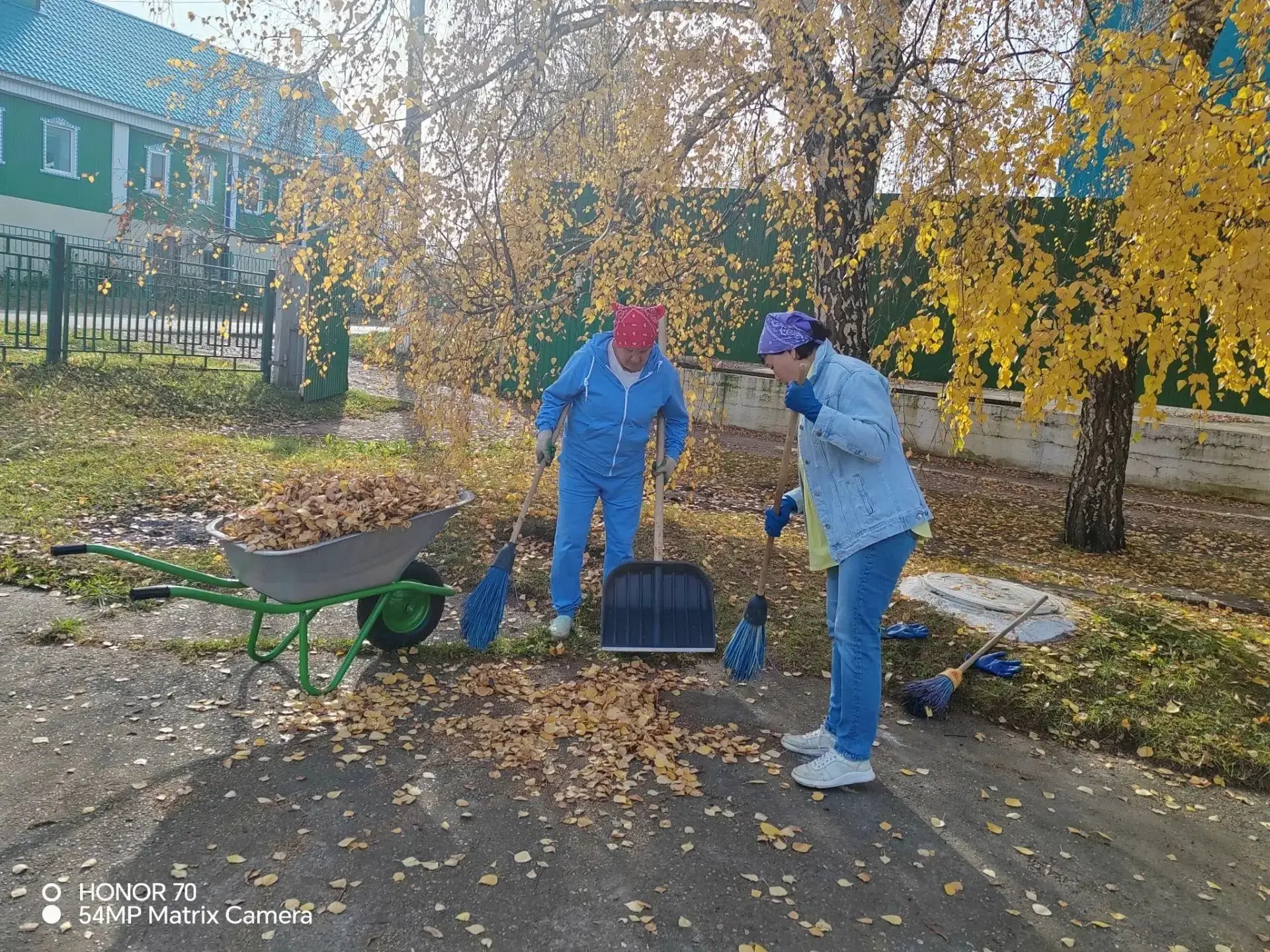 🍂🧹Сезонные работы по благоустройству в сельских поселениях Тукаевского района продолж...