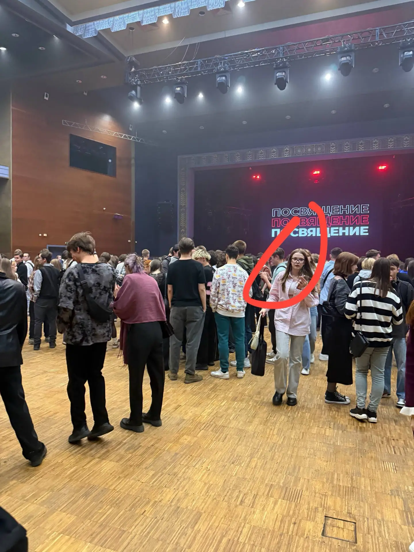 ищу эту девушку, была в конгресс холе на посвящении первокурсников, если не занята..
