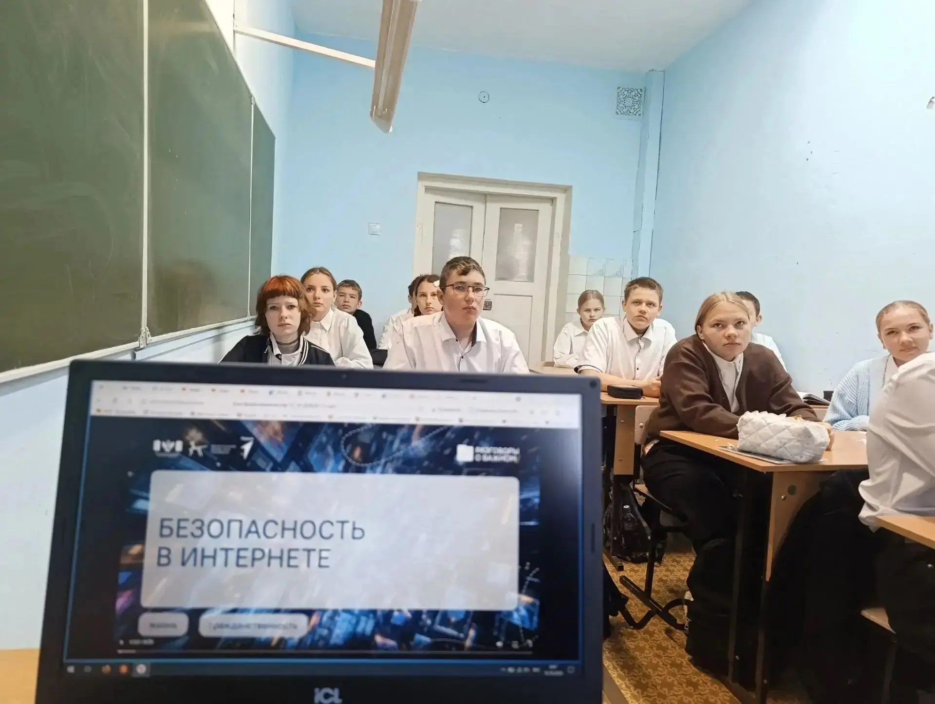 12 октября традиционно началась учебная неделя с торжественной линейки по поднятию Госу...