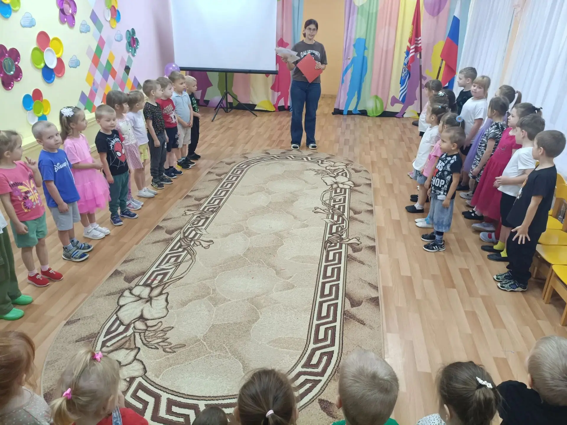 🇷🇺 Сегодня понедельник, и по нашей традиции мы поем гимн Российской Федерации! Это за...