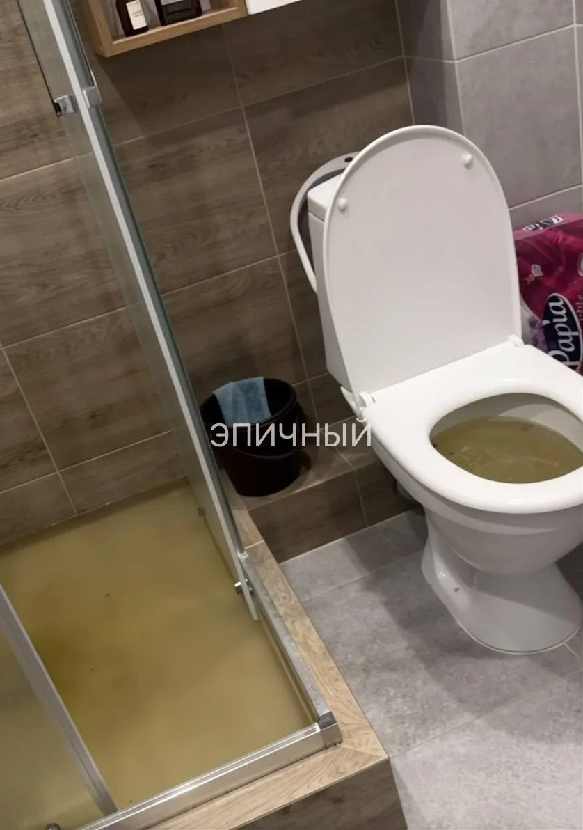 В ЖК «Самолёт» канализация затопила второй этаж из-за засора, вызванного сбросом жильца...