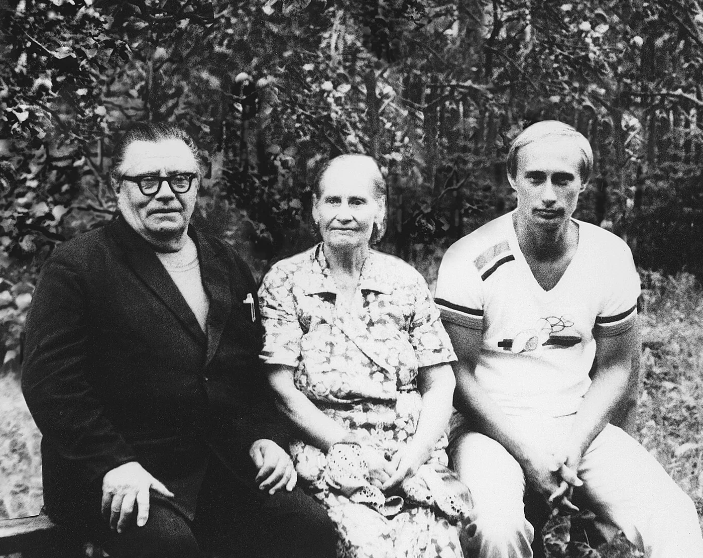 Владимир Путин со своими родителями на фото 1985 года. Владимир Спиридонович и Мария Ив...