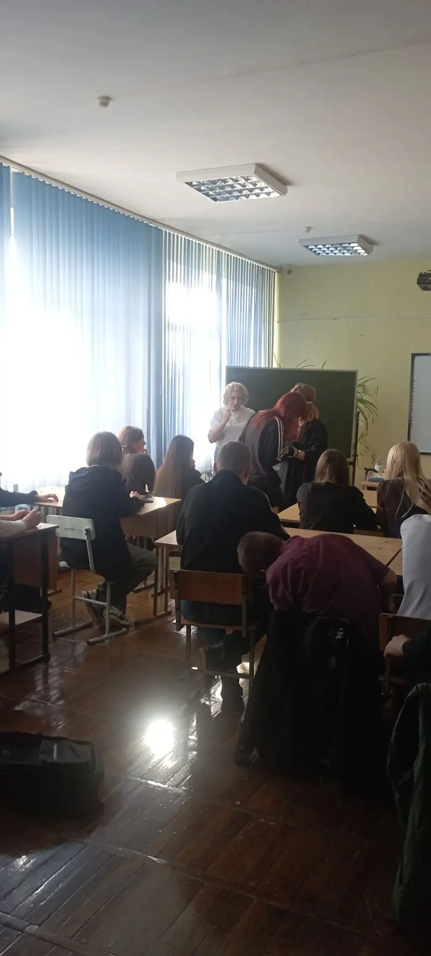 Мероприятие "Белая трость" в 8 "В" и 9 "Б" классах с участием работников библиотеки. Ме...