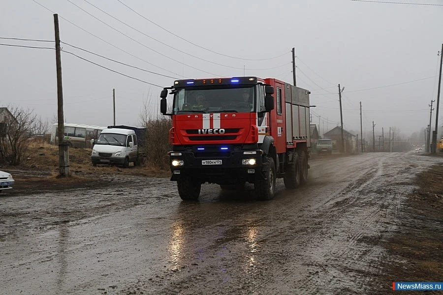 🔥 В Северных Печах огонь уничтожил деревянную постройку и повредил жилой дом