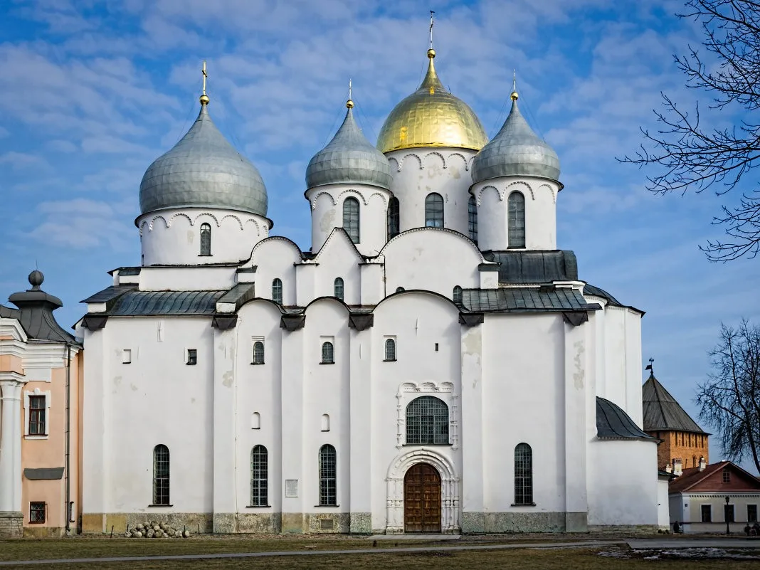 Для тех , кто изучает культуру Древней Руси. На фото - Софийский собор в Новгороде. С р...