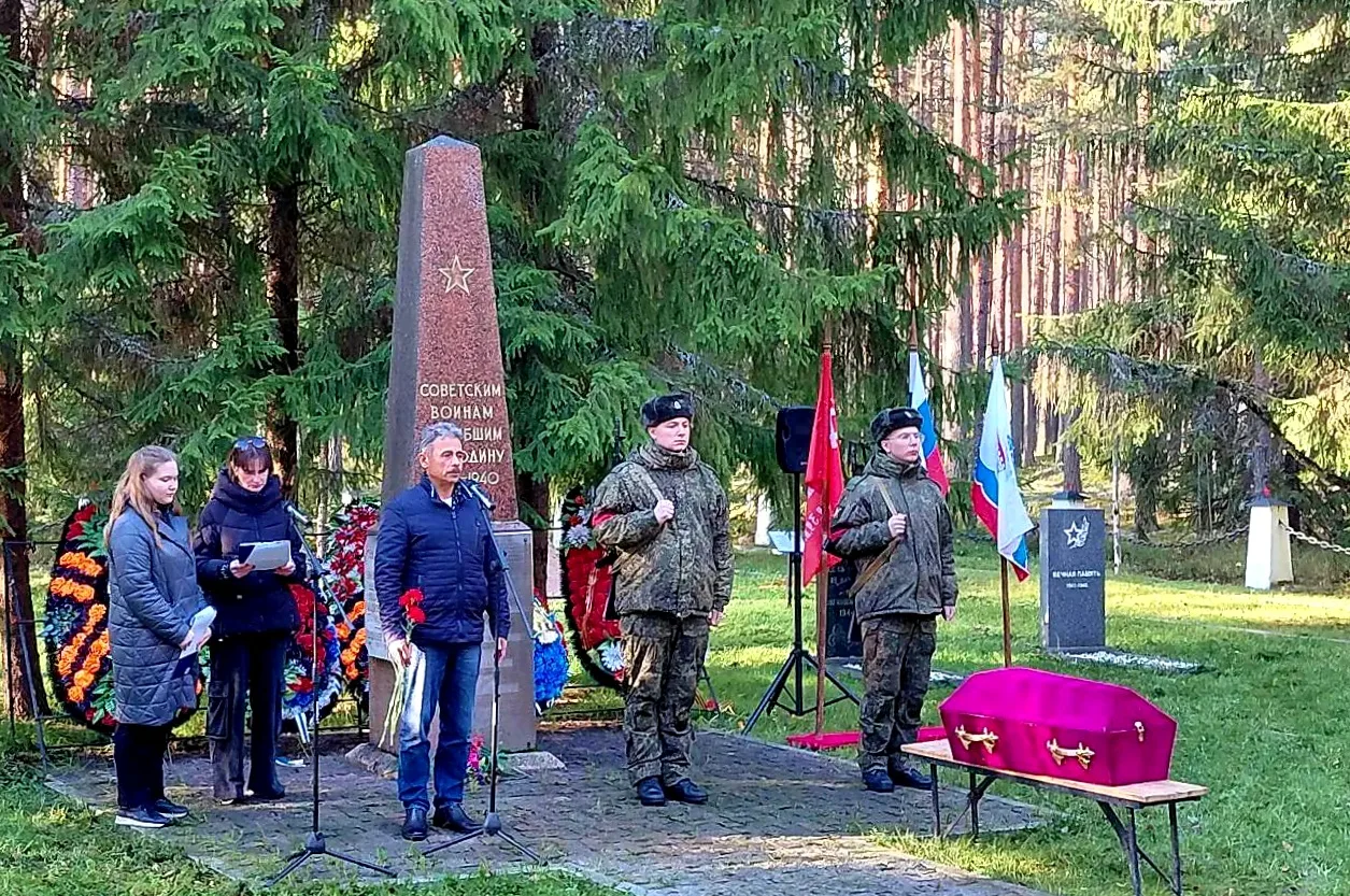 На братском воинском захоронении вблизи деревни Красноозерное Приозерского района состо...