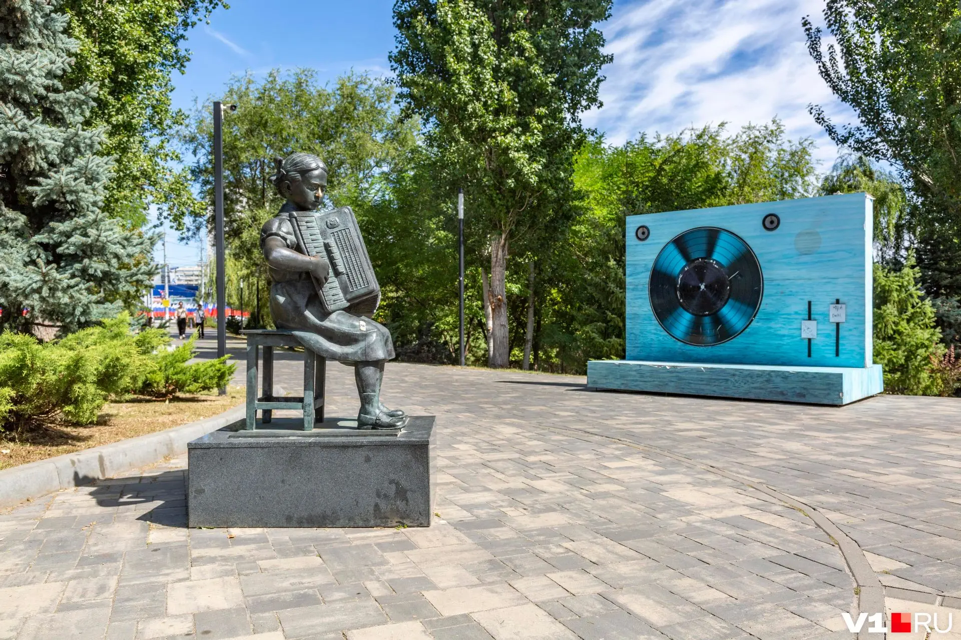 В сквере имени легендарного композитора Александры Пахмутовой в Ворошиловском районе ра...