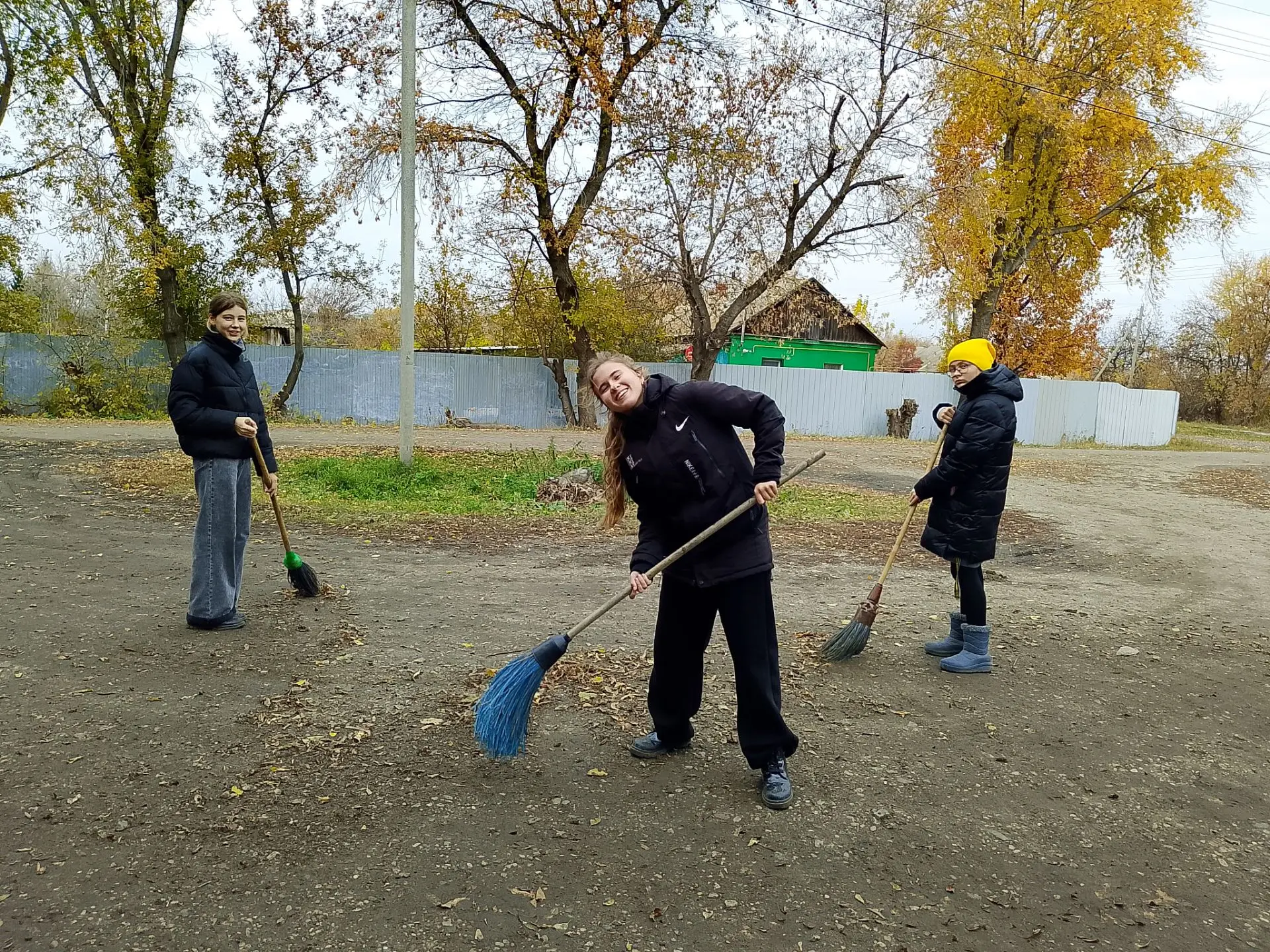 Учащиеся 7 класса на субботнике по уборке территории школы