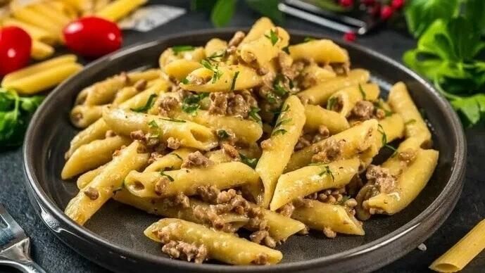 Макароны по-флотски с фаршем на сковороде — классическое блюдо, которое готовится быстр...