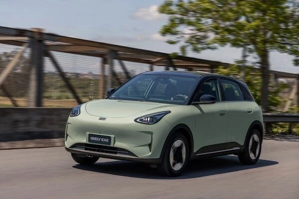 Geely начнет официальные поставки в Россию электрического хетчбэка EX2 (в Китае — Xingy...