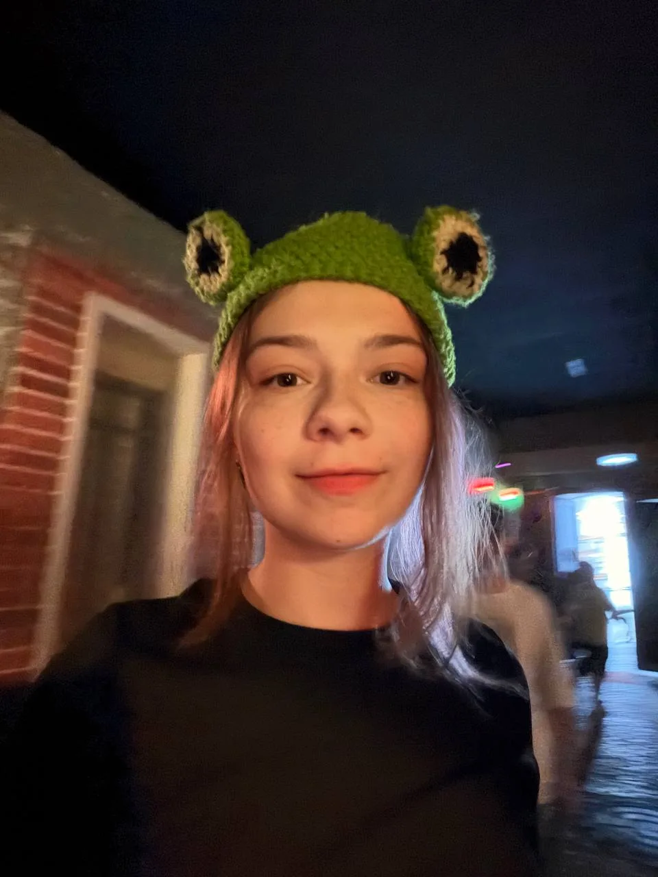 Лягушачий вайб пойман 🐸💚 Такая шапка точно добавляет образу настроения