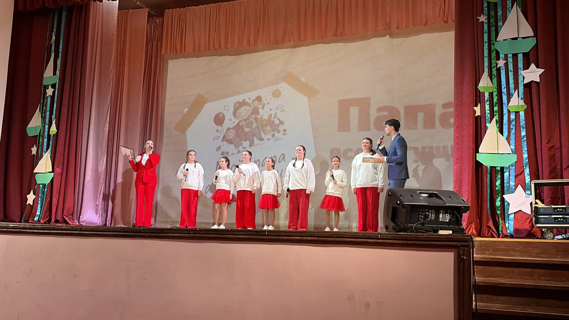 Вчера состоялся концерт в ДК Южный, посвященный Дню отца. В нем принимала участие учени...
