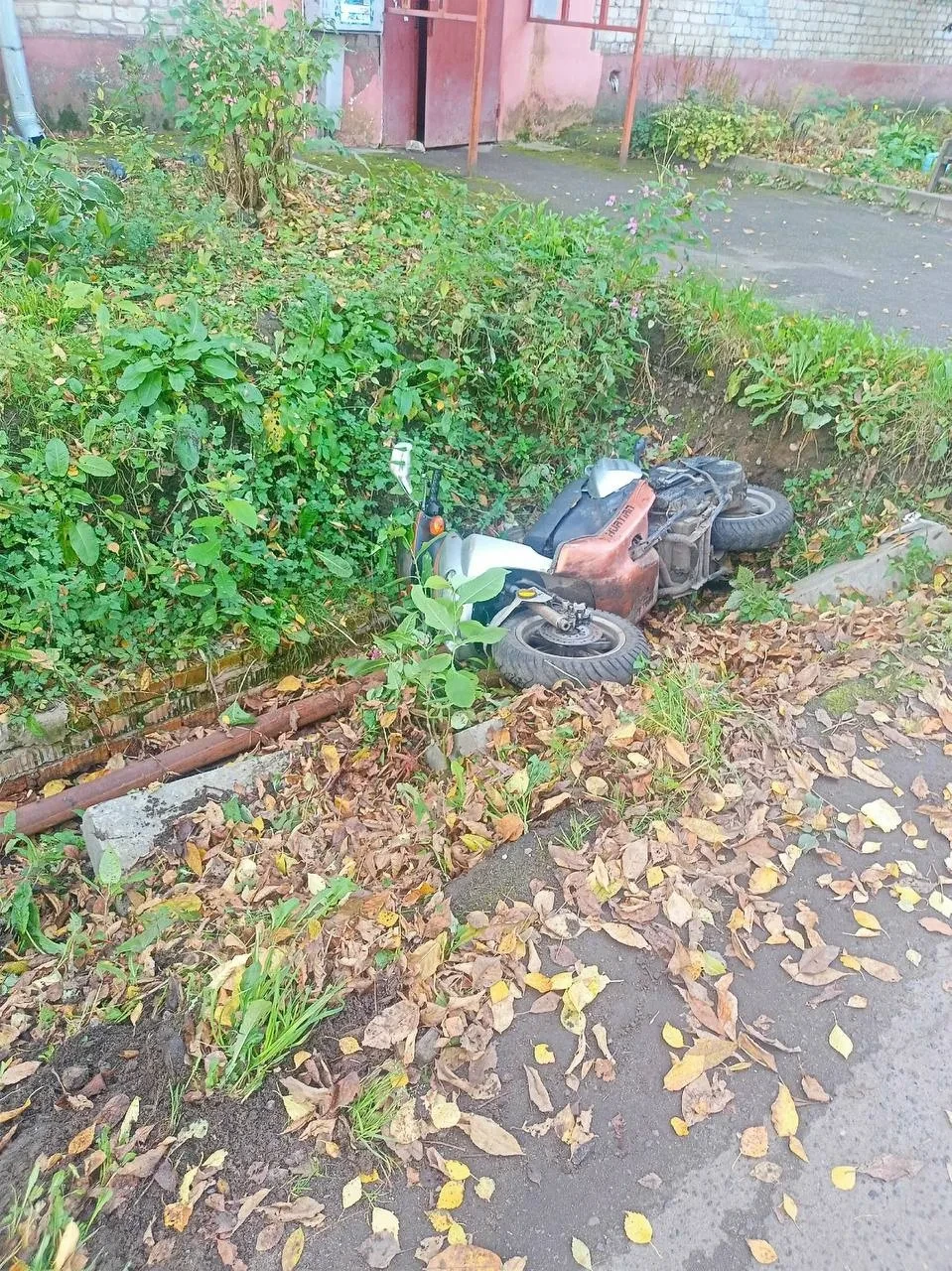 🚧 В Рыбинске мотоциклист упал в открытую траншею