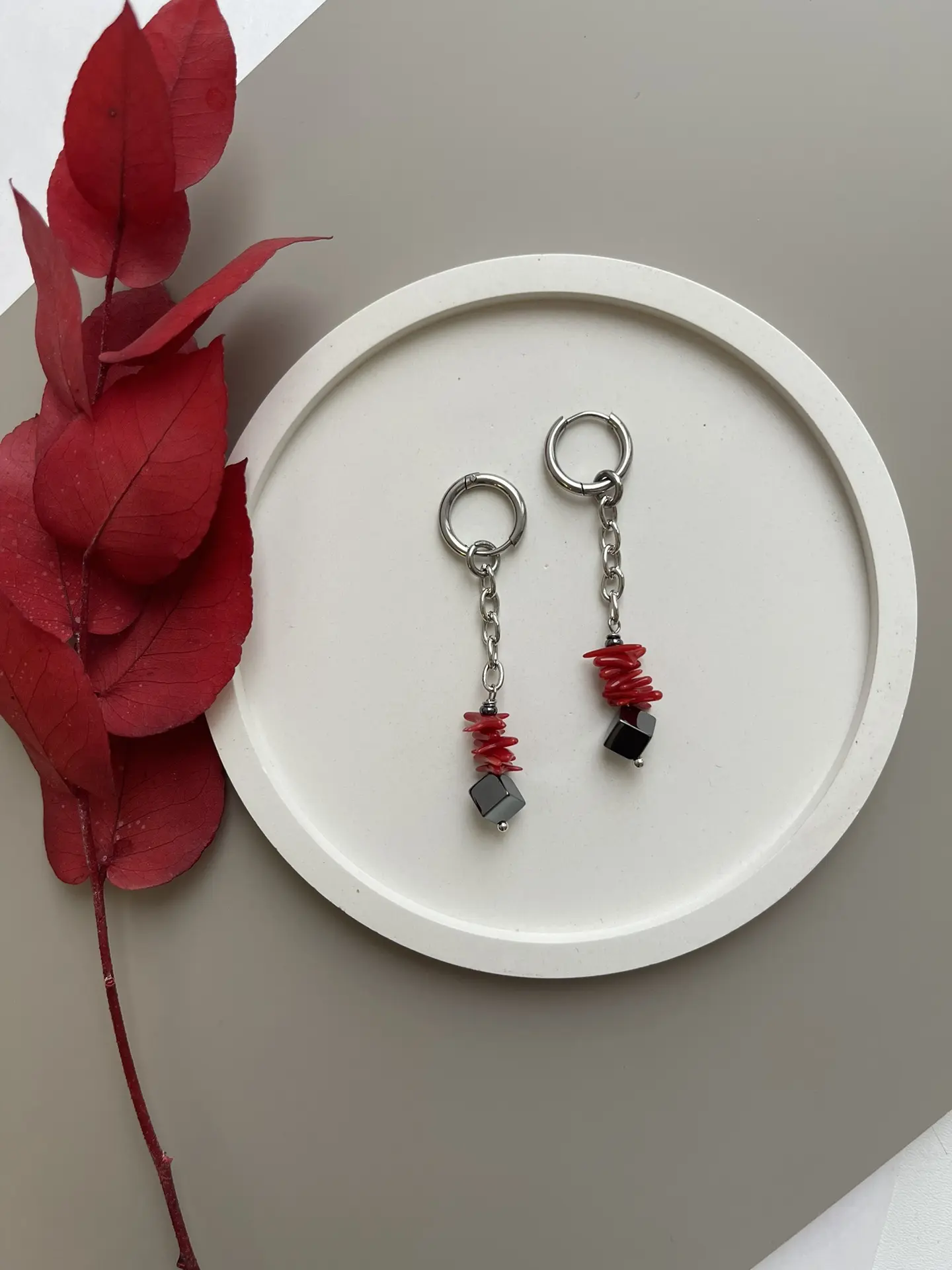 Серьги-конго с кораллом и гематитом