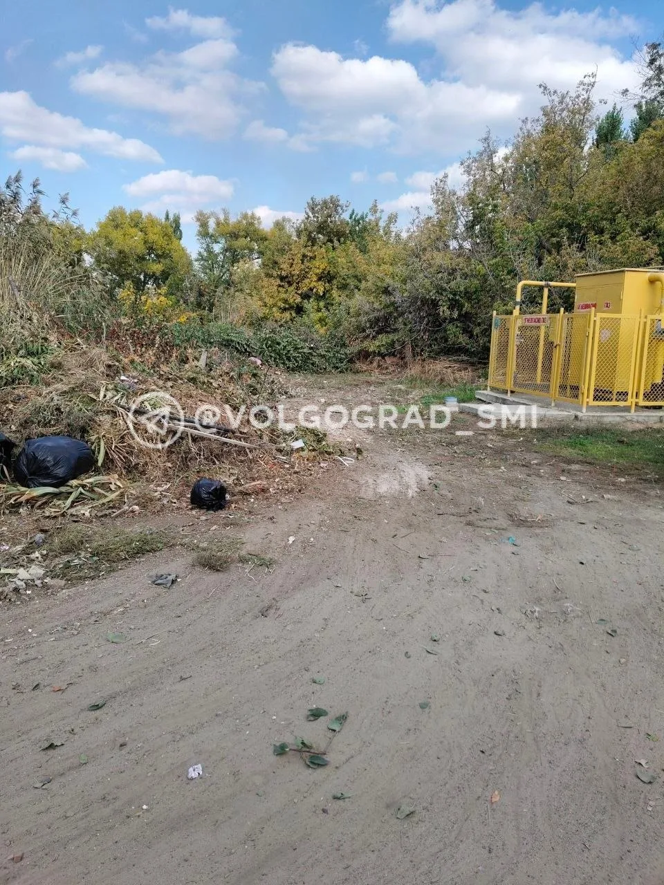 Жители Красного устроили свалку у газовой станции