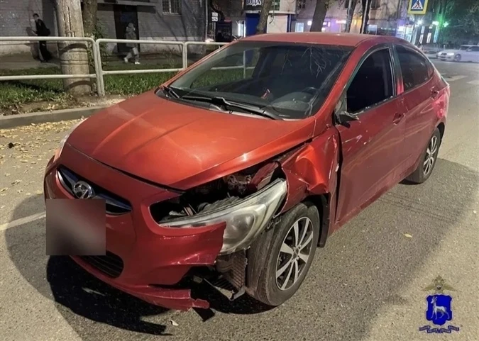 В Самаре подросток на электросамокате прокатился на красный свет под машину