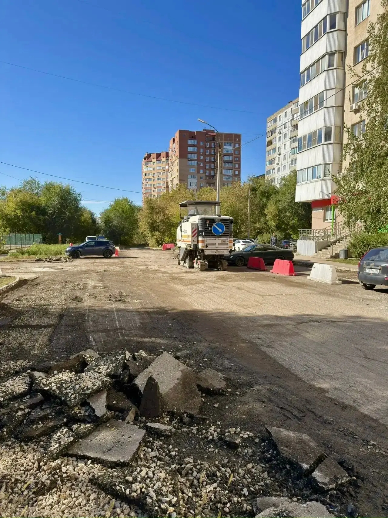 🚜🚧 На участке дороги по адресу пр. Карла Маркса, 32 приступили к ремонту дорожного по...